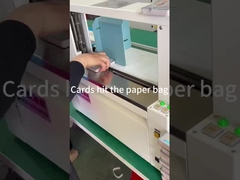 De kaarten raakten een papieren zak.